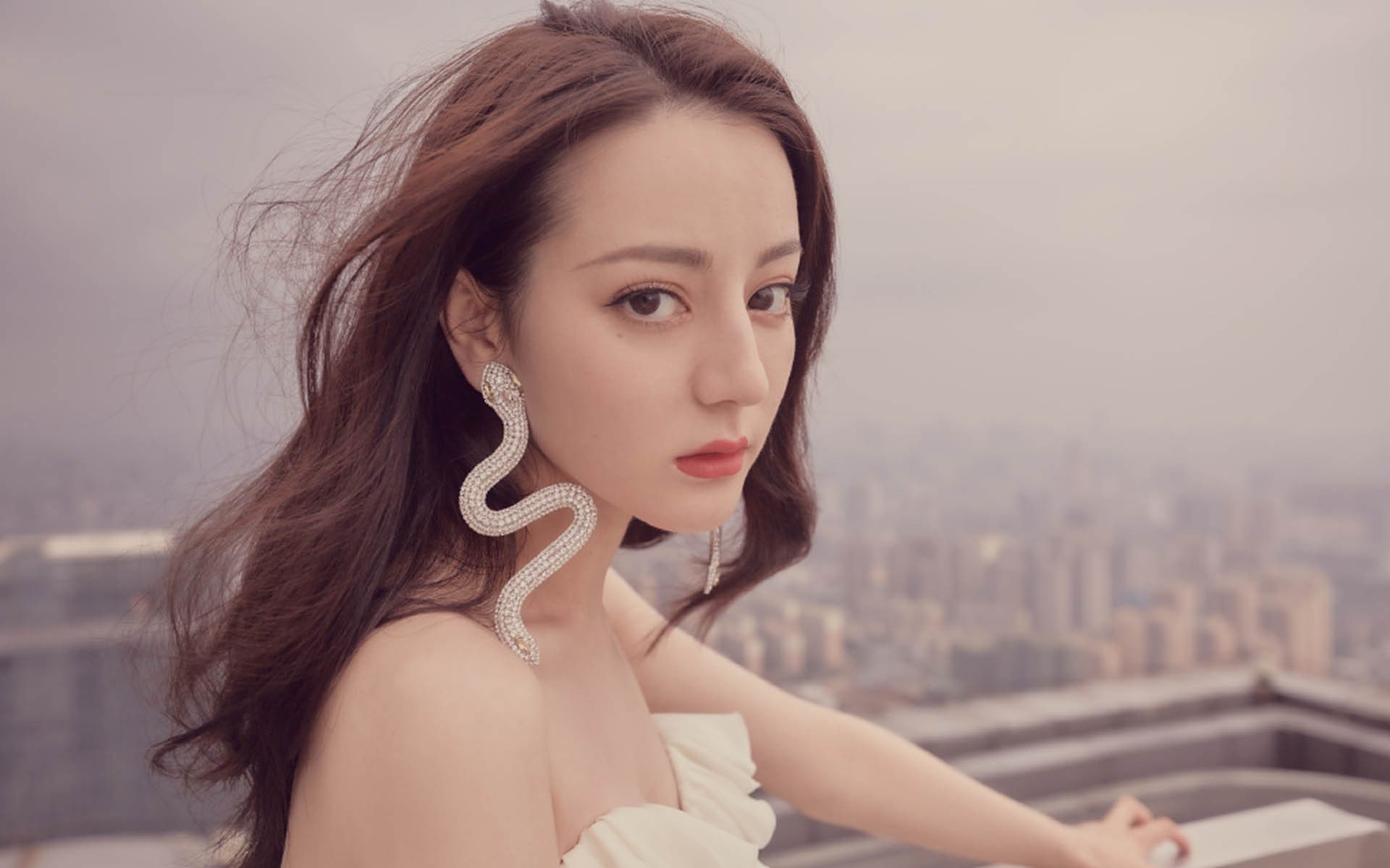 _高空秋千挑战:在悬崖边感受刺激_,高空秋千是近年来在各大景区兴起的娱乐项目之一