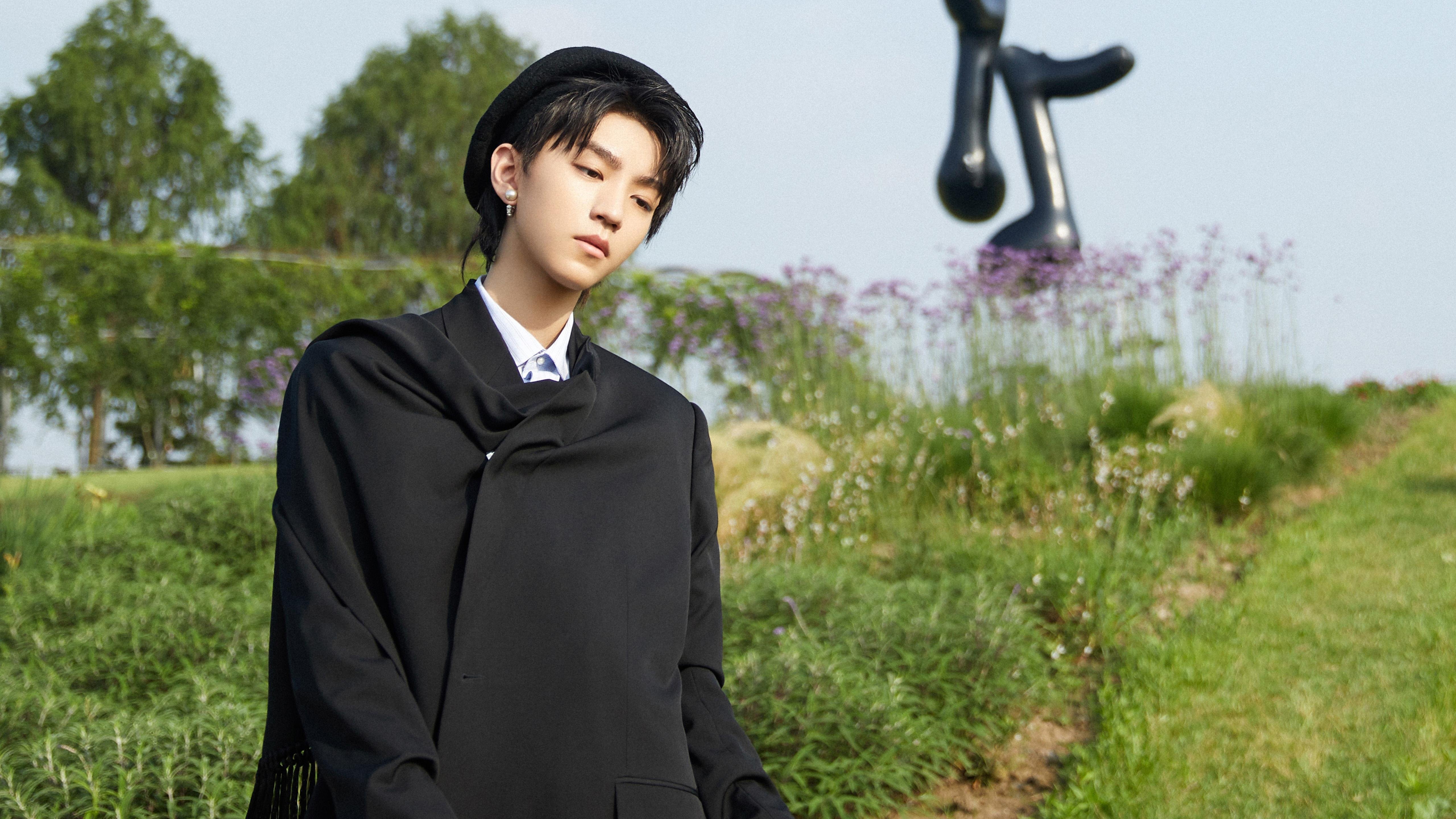 开云网页版-_高空秋千挑战：在悬崖边感受刺激_，高空秋千是近年来在各大景区兴起的娱乐项目之一