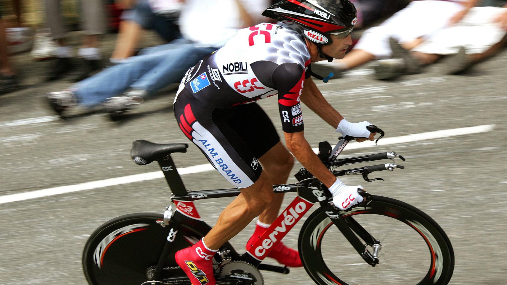 爱爱游戏-西甲“争冠大戏”：皇马VS巴萨，世纪大战火花四射